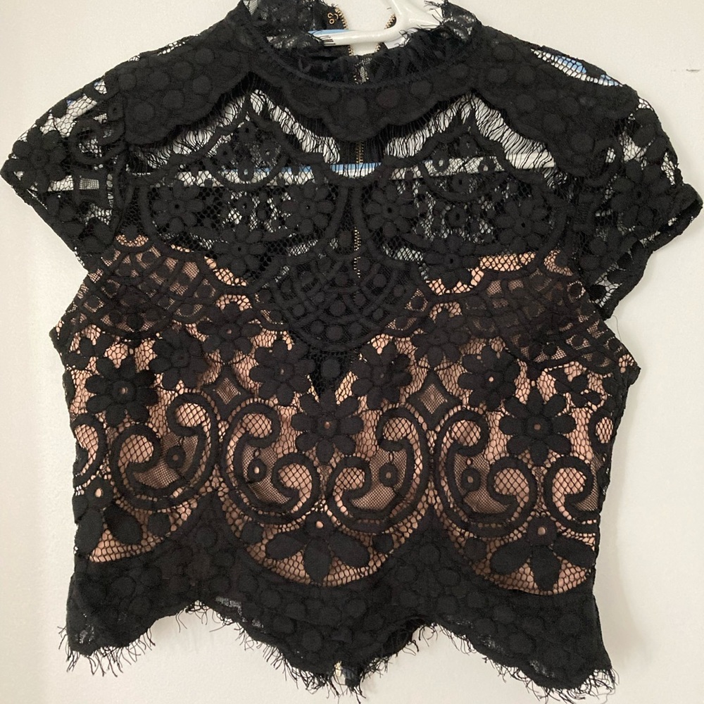 M boutique high neck lace crop blouse